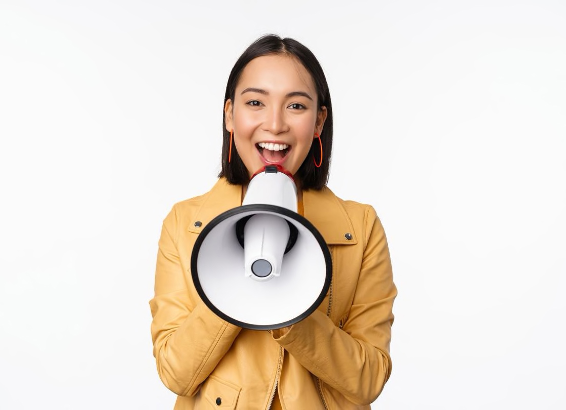 Ragazza sorridente con megafono in mano