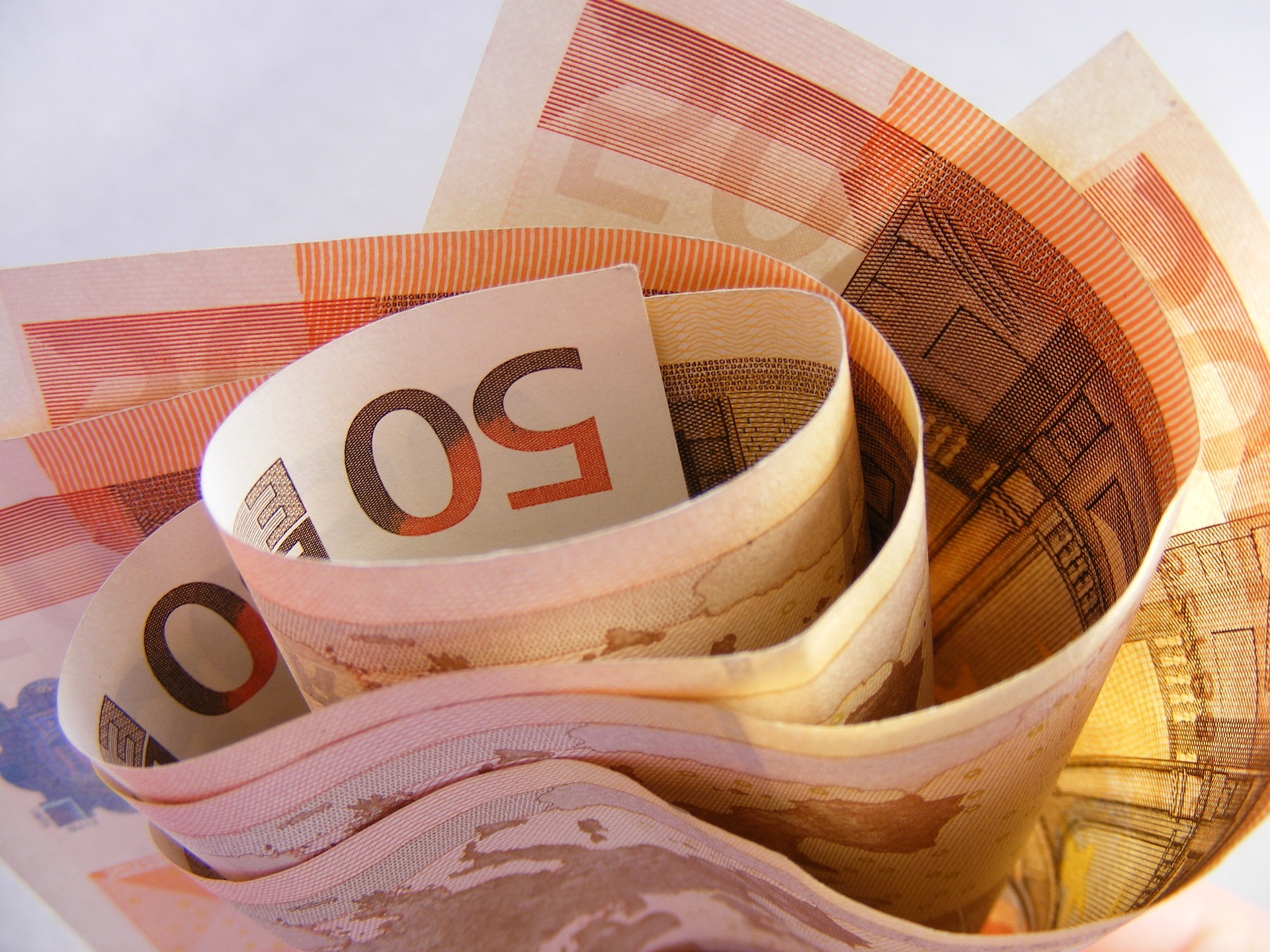 Banconote da 50 euro arrotolate