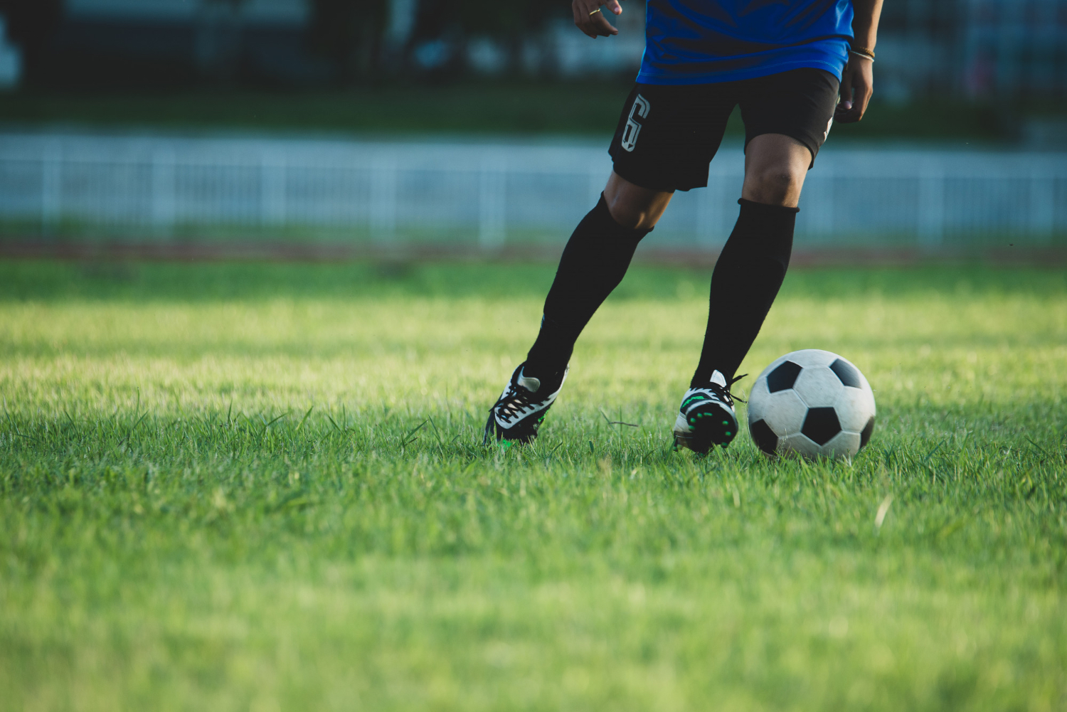 Gambe di giocatore con palla da calcio
