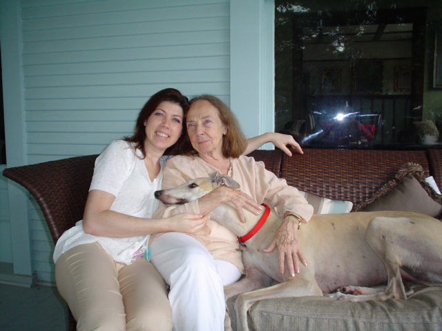 Sabina Formichella e Romana Krzanowska sedute sul divano con un levriero