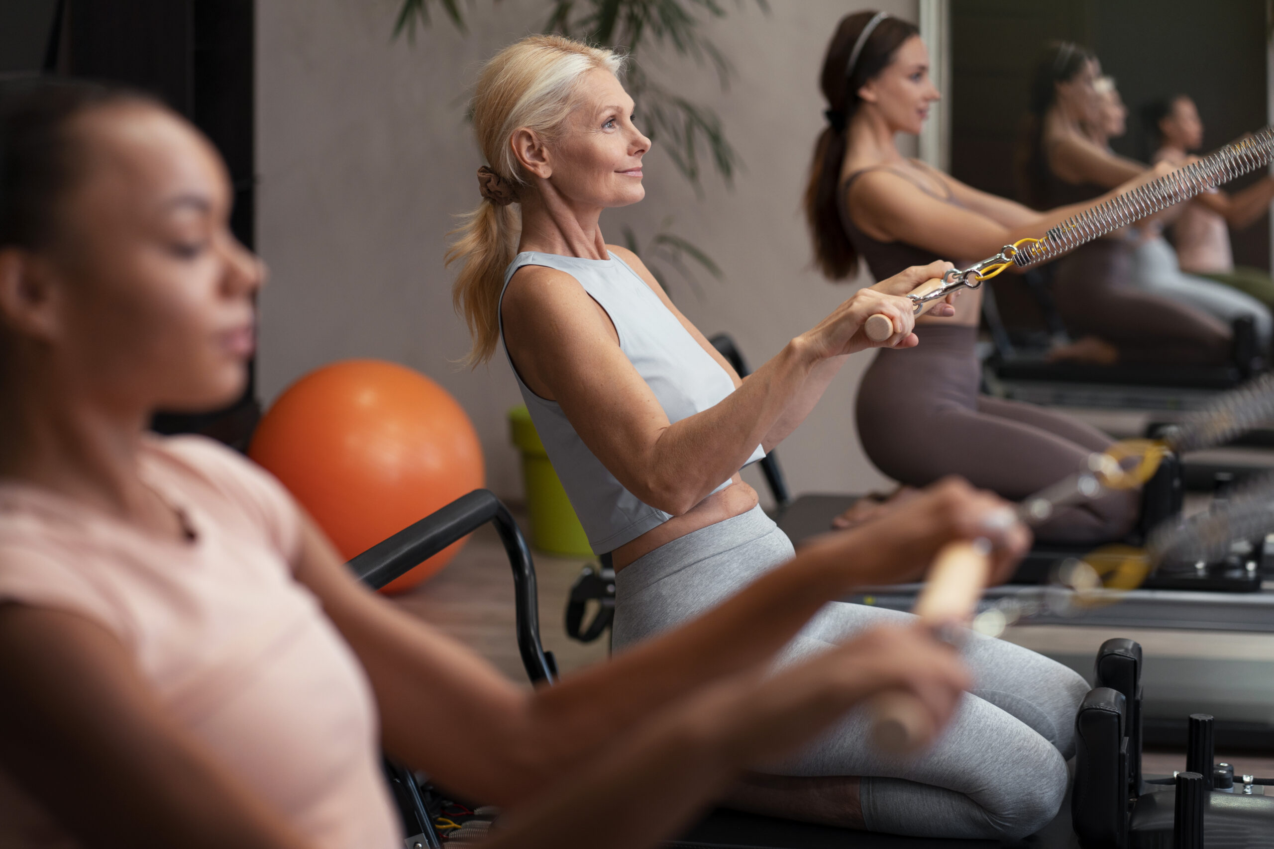 Alcune donne si esercitano sui Reformer